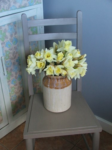 Pretty vintage dressing table tin