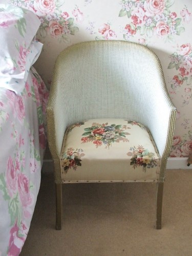 Gorgeous floral set wicker chair
