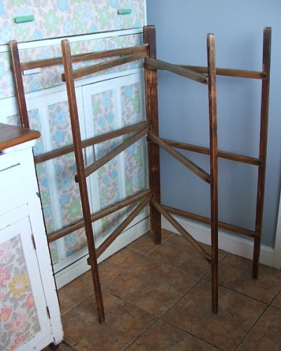 old fashioned clothes airer